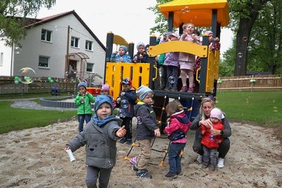 Die Mädchen und Jungen aus der Kindertagesstätte in Weidensdorf waren am Donnerstag erstmals auf dem neuen Spielplatz. 