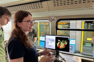 Martha Schröter von der Chemnitzer Firma Fusion Systems erklärte die Technik der Hinderniserkennung, die in den Straßenbahnwagen eingebaut wurden.