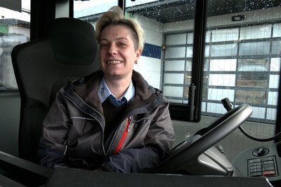 Nicole Schulze-Mothes ist seit acht Jahren Busfahrerin. Sie liebe ihren abwechslungsreichen Job beim Regionalverkehr Erzgebirge, sagt sie.