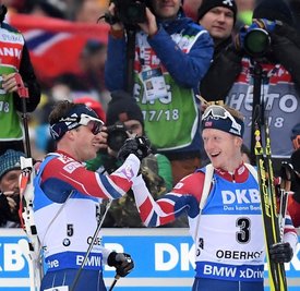 Da freut sich die Familie Boe. Johannes Thingnes (rechts) und Tarjei klatschen sich im Ziel ab.