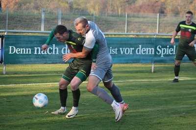 Dresdens Oliver Pohle (links) und Reichenbachs Maurice Lange kämpfen hier um den Ball. Beide trafen beim 3:3 jeweils ein Mal.