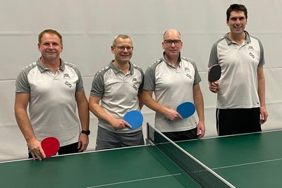 Die erste Männermannschaft um Daniel Voigtländer, Peter Steyer, Jens Wodeck und Tilo Buske (v. l.). hat zurzeit viel Grund zur Freude. Sie starten am Donnerstag als Herbstmeister in die Rückrunde der 2. Kreisliga.