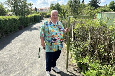 Social-Media-Star Michael Baumann, der „Kleingartensheriff“, mit seinen Markenzeichen: Hawaiihemd und Maßstab.