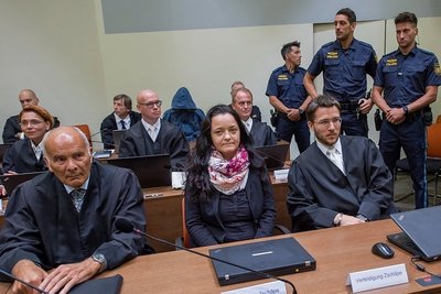 Beate Zschäpe kurz vor der Urteilsverkündung im Gerichtssaal im Oberlandesgericht zwischen ihren Anwälten Hermann Borchert (l.) und Mathias Grasel (r.). 