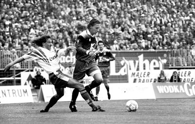 Harry Koch (l.) im Zweikampf mit Sascha Lense. Szene vom Heimspiel des FSV Zwickau gegen Kaiserslautern am 22. Mai 1997.