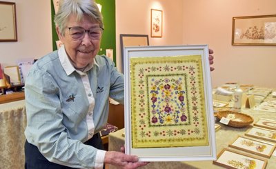 Christiane Schlüssel zeigt ein Blumenkunstwerk mit den Maßen 50 mal 70 Zentimeter. 