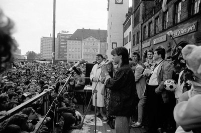 Fans feiern 1990 den DDR-Vizemeister FC Karl-Marx-Stadt.