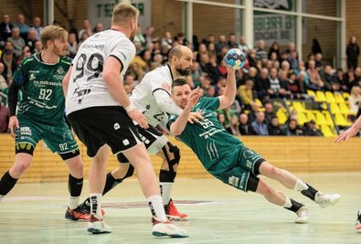 Die Handballer der HSG Freiberg um Kapitän Nico Werner (r.) und Ondrej Simunek waren zuletzt auch gegen Delitzsch böse weggerutscht: Das 24:32 war die dritte deutliche Niederlage in Folge für die Freiberger und insgesamt die zwölfte Schlappe in dieser Saison. 