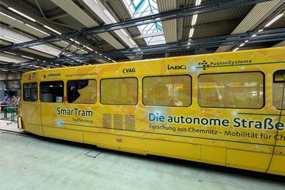 Dieser Straßenbahnwagen soll in Zukunft zu Testzwecken computergesteuert über Chemnitzer Gleise rollen, zunächst nur im Probebetrieb ohne Fahrgäste.