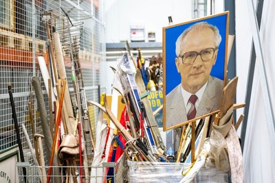 1971 wurde Erich Honecker zum ersten Sekretär des Zentralkomitees der SED bestimmt - ein Bild von ihm steht hier im Depot des DDR-Museums. 