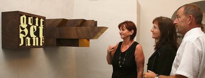 Der 1. Preis der Artfigura 2013 geht an "Gott sei Dank" von Ulrich Riedel. Schwarzenbergs Kulturchef Gerd Rosam, Hauptamtsleiterin Sylvia Mack und Oberbürgermeisterin Heidrun Hiemer (von rechts) im Gespräch über das Kunstwerk. Alle Skulpturen sind im Schloss zu sehen.