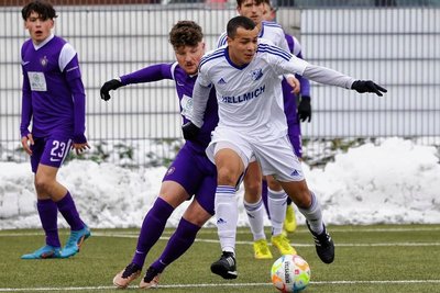Tony Thiam (am Ball) und seine Mitspieler des VfB Empor Glauchau hatten im Januar bereits ein Testspiel gegen die A-Junioren des FC Erzgebirge Aue absolviert. Die Auer siegten damals  mit 5:2.