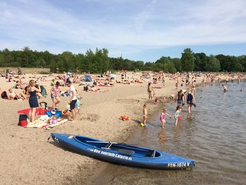eipziger genießen das sommerliche Wetter am Cospudener See in Leipzig (Sachsen). In 31 Talsperren, Speicherbecken, Seen und Teichen in Sachsen können sich Einheimische und Urlauber ohne Bedenken ins kühle Nass stürzen.