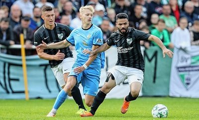 Ob der mit vier Toren bislang treffsicherste Thalheimer Alaa Yahya (r.) - hier gegen Max Roscher vom Chemnitzer FC - am Sonntag gegen Neukirchen auflaufen kann, entscheidet sich erst kurzfristig. 