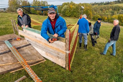 Lothar Albrecht (2. v. l.) hat mit seinen Mitstreitern den Skilift am Galgenberg vorbereitet.
