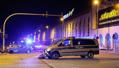 Ford und Fahrrad kollidieren mit Polizeitransporter in der Nacht zu Samstag in Chemnitz.