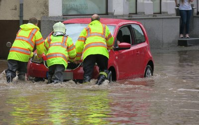 In Aue-Bad Schlema fielen nach Angaben des Deutschen Wetterdienstes ab 14.30 Uhr innerhalb von 40 Minuten gut 35 Liter Regen pro Quadratmeter, davon 24 Liter Regen in nur zehn Minuten.