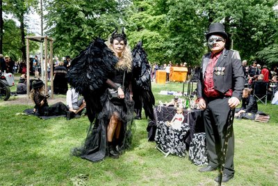 Steffi und Dirk an ihrem Tisch beim Vikorianischen Picknick im Clara-Zetkin-Park.