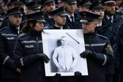 Bei einem Gedenkgottesdienst hatten Polizisten und Polizistinnen ihres getöteten Kollegen gedacht. (Archivbild)