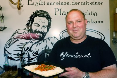 Alexander Lötzsch bereitet in seinem Pfannhäusl auch Nudelgerichte zu.