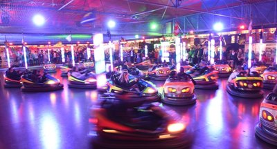 Zwei Jahre lang fuhren sie nur in der Erinnerung, jetzt sind sie wieder da: Unverwüstliche Volksfest-Attraktionen wie der Autoscooter sind beim Chemnitzer Jahrmarkt im Angebot. 