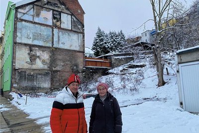 Das Haus und drei Garagen sind weg. Die Geschädigten Frank Barth und Petra Wolf sind sauer. 