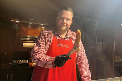 Dennis Bock hat in den vergangenen Wochen für die richtige Bratwurst bei den Weihnachtsmarktbesuchern gesorgt.
