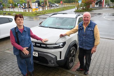 Christa und Lothar Roder vor ihrem Dacia in Oberlichtenau.
