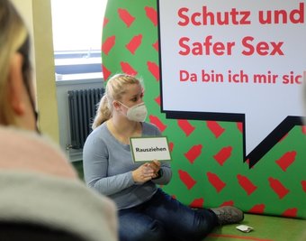Saskia Brock erarbeitete mit den Schülern, wie Schutz und Verhütung funktionieren beziehungsweise was entgegen mancher landläufigen Meinungkeinen Schutz bietet.