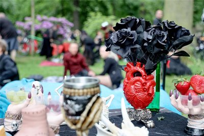Etsy, Temu, Amazon. Die Deko für den Picknick-Tisch hat Dirk im Internet gekauft.