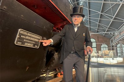 Stadtführer Eberhard Fiebig ist als sächsischer Lokomotiv-König Richard Hartmann unterwegs. Dessen Dampfloks stehen auch im Industriemuseum.