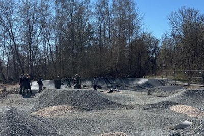 Anfang April begannen die Asphaltierungsarbeiten, durchgeführt von der Firma Dirtways.