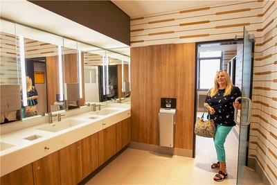 Kundin Marion Schmidt zeigt sich erfreut über die neu gestalteten Sanitäranlagen im Einkaufszentrum Stadt-Galerie. 