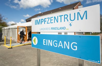 Eine ältere Dame betritt das Impfzentrum Landkreis Friesland. Nach Impfungen mit Kochsalzlösungen im April im Kreis Friesland könnten nach Behörden-Angaben mehr Menschen als zunächst angenommen betroffen sein. Es geht um insgesamt bis zu 8557 Menschen. 