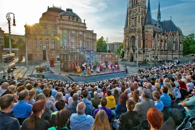 Wie 2017 wieder ein Openair-Musical auf den Theaterplatz in Chemnitz bringen: Das plant Generalintendant Christoph Dittrich. 10.000 Besucher sahen damals „My Fair Lady“.