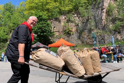 Gut zu tun hatten die 30 Mitglieder des Köhlervereins zu ihrem 20. Geburtstag: Es galt jede, Menge in Papiersäcken verpackte eigene Holzkohle aus dem Lager heranzukarren - hier Jörg Illmann aus Beierfeld.