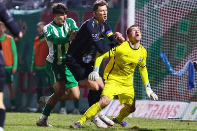 Bei gegnerischen Standards tat sich der CFC zuletzt schwer. Hier behindern sich Verteidiger Felix Müller (Mitte) und Torwart Daniel Adamczyk gegenseitig.
