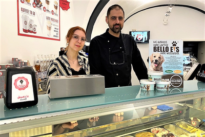 Hunde-Eis gibt es seit ein paar Tagen im Eiscafé Venezia in Mittweida, das von Giuseppe Gobbo (r.) geleitet wird. Der Hund von Mitarbeiterin Alina Hofmann (l.) hat das Eis schon probiert und ihm hat es geschmeckt, sagt sie.