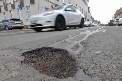 Schlagloch in der Paul-Zierold-Straße: Der Bauhof schafft es allein nicht, die vielen Schäden auszubessern.