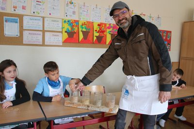Bürgermeister Andreas Gruner zeigte den Kindern verschiedene Getreidesorten.