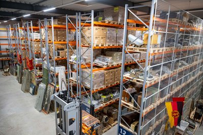 Im Depot des DDR-Museums stehen Ausstellungsstücke und Alltagsgegenstände aus DDR-Zeiten.