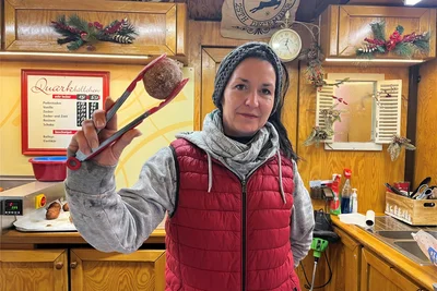 Kein Weihnachtsmarkt ohne Quarkbällchen. Am Stand von Jenny Ludwig waren die mit Vanille und Puderzucker der Renner.