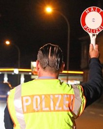 Ein Ordnungshüter winkt die Autos zur Kontrolle heraus.