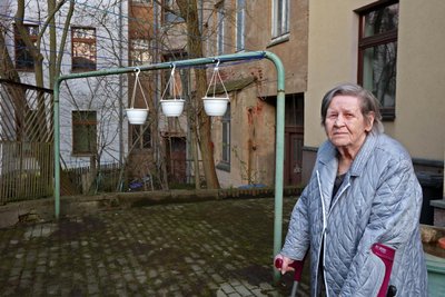 Christine Clasen fühlt sich in ihrem Zuhause nicht mehr wohl. Grund sind das Nachbarhaus und das dazugehörige Grundstück, wo es wüst aussieht.