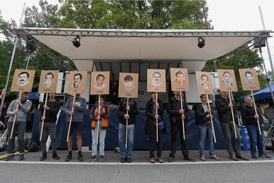 Demonstranten vor dem Oberlandesgericht mit Fotos der NSU-Opfer Enver Simsek, Abdurrahim Özüdogru, Habil Kilic, Süleyman Tasköprü, Mehmet Turgut, Ismail Yasar, Theodoros Boulgarides, Mehmet Kubasik, Halit Yozgat und Michèle Kiesewetter (von links).