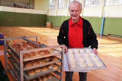 Bäckermeister a.D. Christian Singer war für das Semmelbacken verantwortlich.