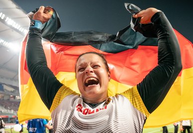 Christina Schwanitz aus Deutschland jubelt über Bronze im Finale.