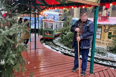 Klaus Illgen ist das Urgestein des Chemnitzer Weihnachtsmarktes. Mit dem Geschäft ist er zufrieden. Auch wenn das Wetter nicht immer mitspielte.