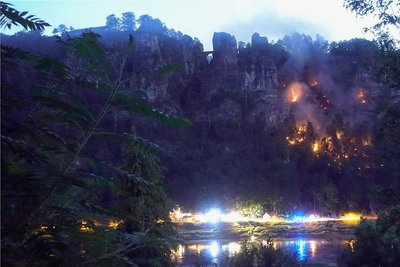 Direkt unterhalb der Basteibrücke stand in der Nacht zu Montag ein Wald in Flammen. Es könnte Brandstiftung gewesen sein. 