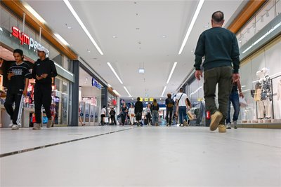 In der Galerie Roter Turm stehen aktuell drei Läden und die frühere zweite Saturn-Etage leer. Zuletzt hatte sich Colloseum zurückgezogen, diese Fläche ist aber wieder vermietet.